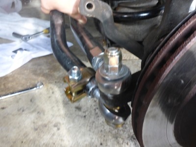 Apologies, this one come up a little unfocused. This shot shows the over the knuckle tie rod with the drag link on the bottom of the knuckle.