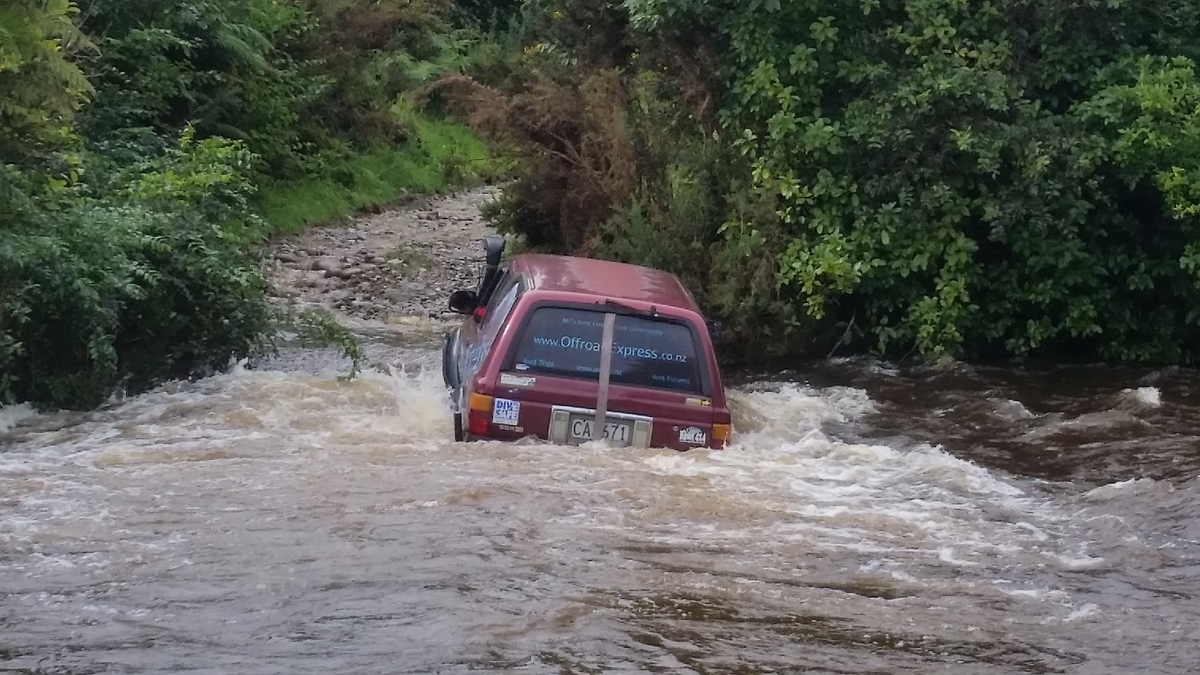 OffroadExpress Team - river crossing